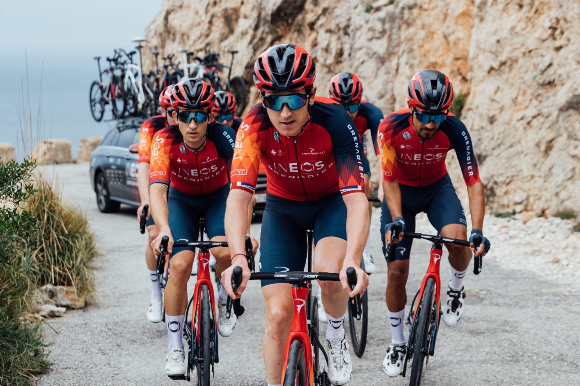 Ciclismo, Filippo Ganna svela il nuovo casco della Ineos Grenadiers che  copre le orecchie